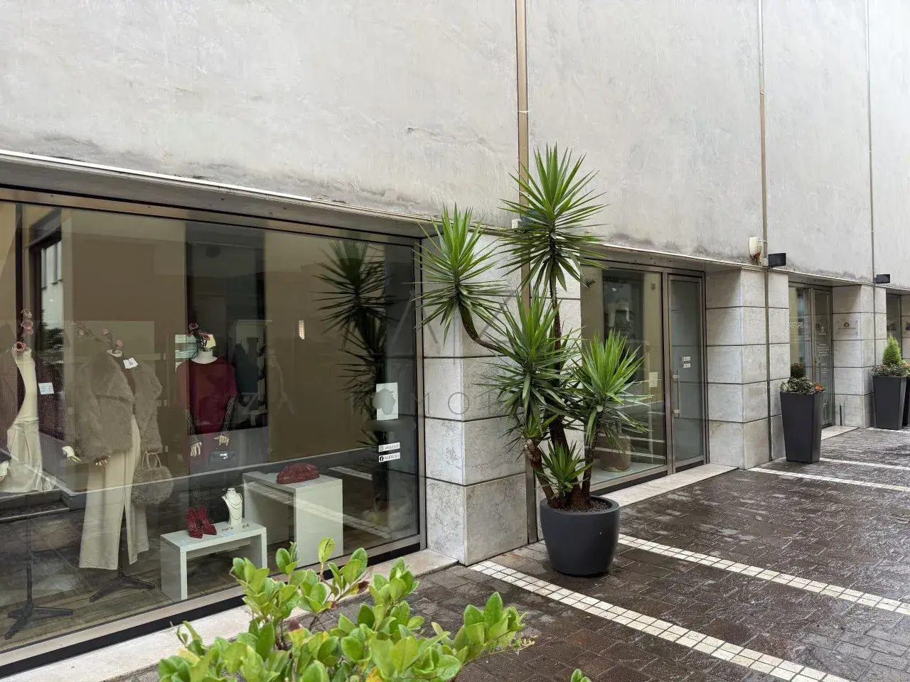 Negozio in Piazza Giorgio Saviane 9, Castelfranco Veneto, {3} - Foto 1