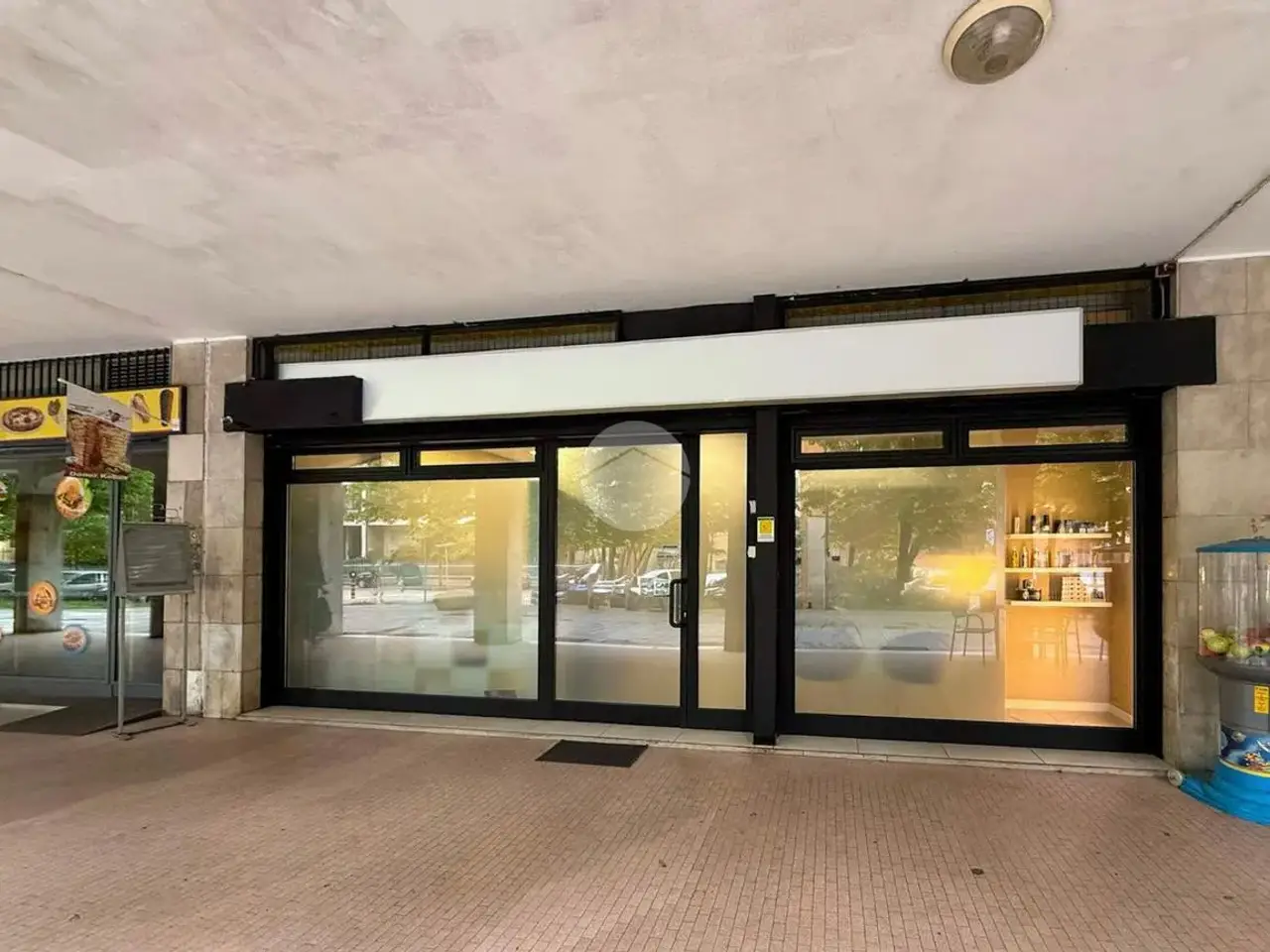 Negozio in Viale dei Partigiani 37, Mantova, {3} - Foto 1