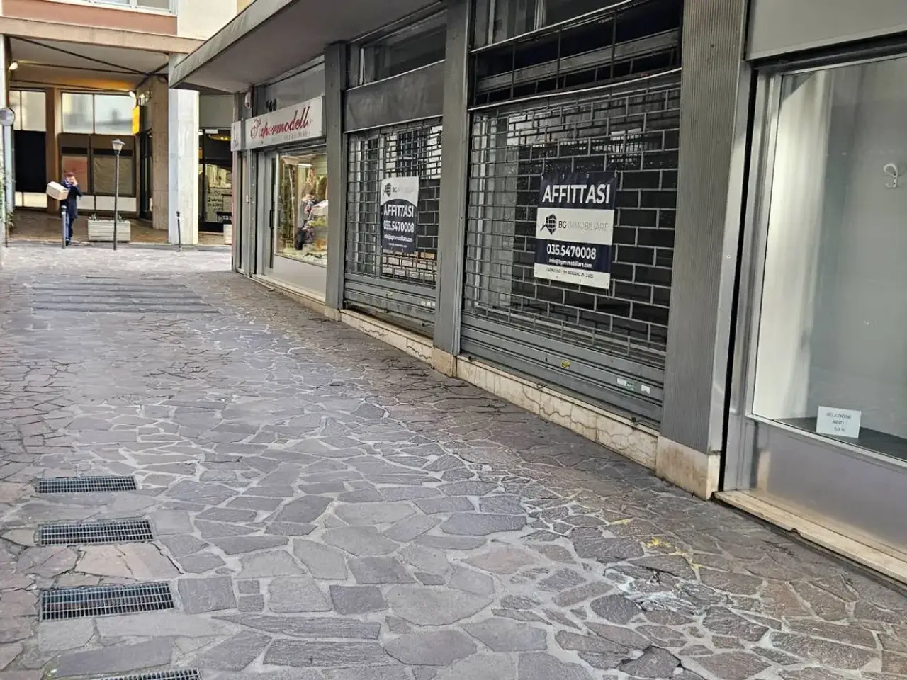 Negozio in Passaggio Pierantonio Cividini 7, Bergamo, {3} - Foto 1