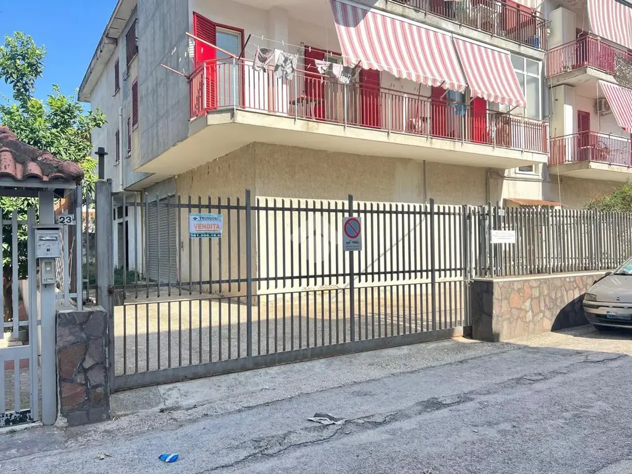Magazzino in Viale Michelangelo 22, Calvizzano, {3} - Foto 1