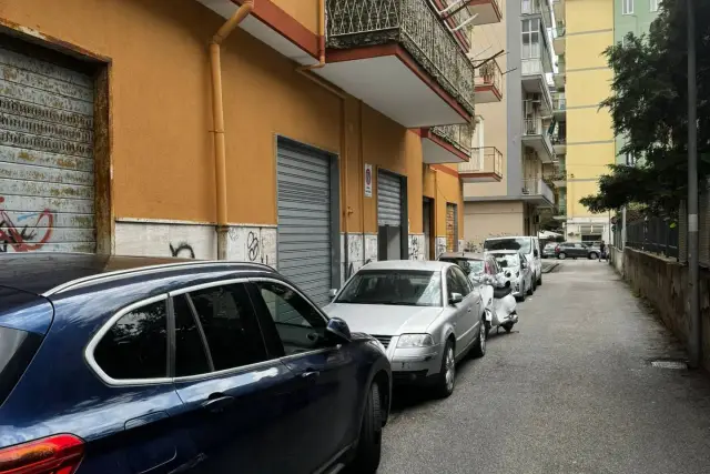 Garage or car box in Via Mario Avallone, Salerno - Photo 1