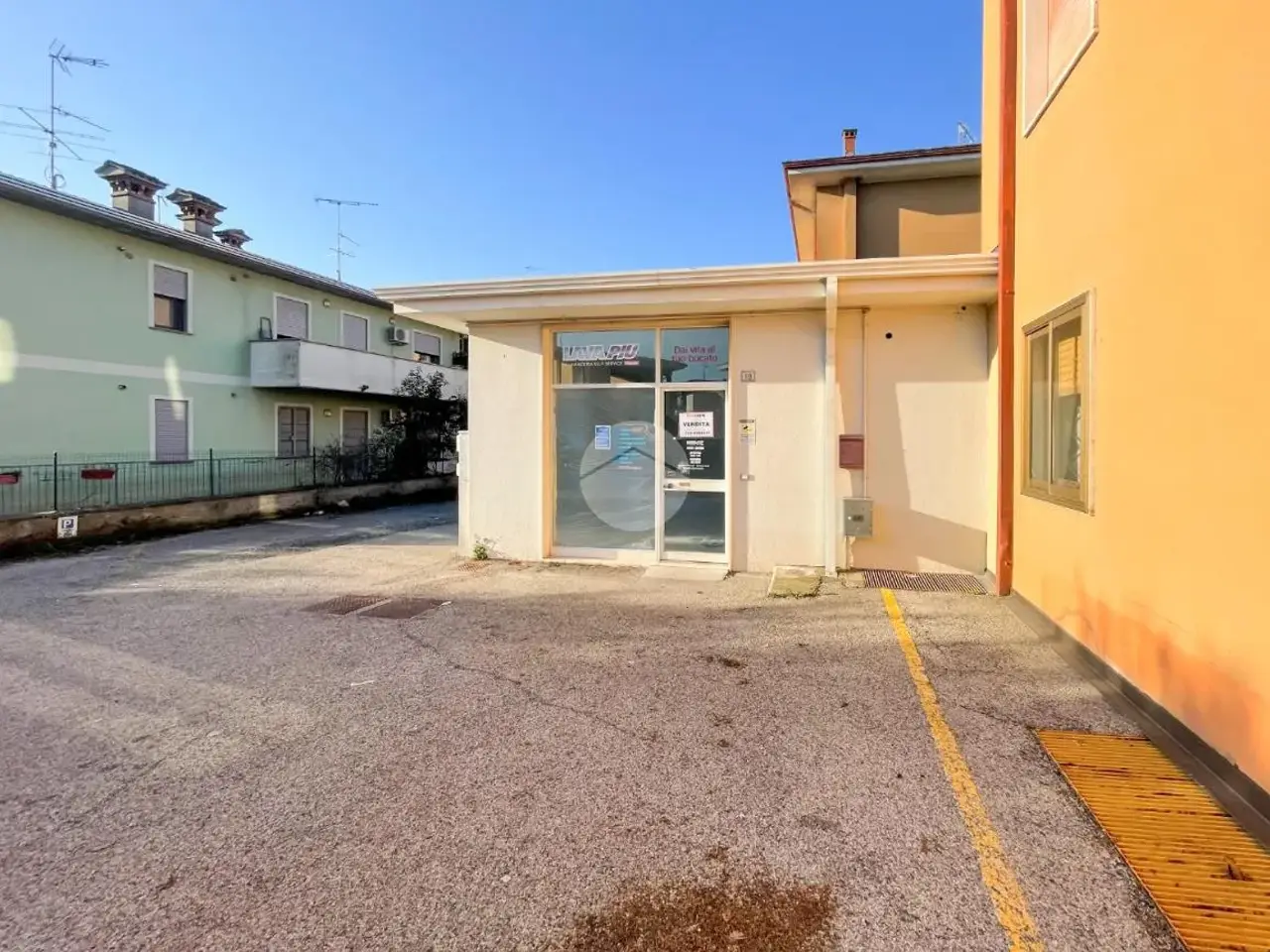 Negozio in Via l. B. Alberti 10, Castiglione Delle Stiviere, {3} - Foto 1