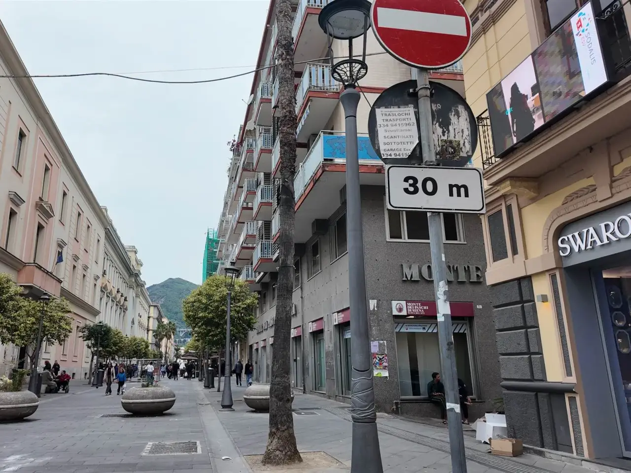 Negozio in Via Generale Armando Diaz, Salerno, {3} - Foto 2