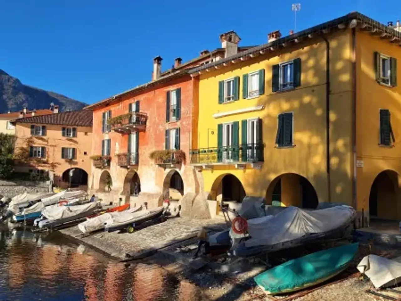 Negozio in Piazza 25 Aprile 4, Mandello Del Lario, {3} - Foto 2