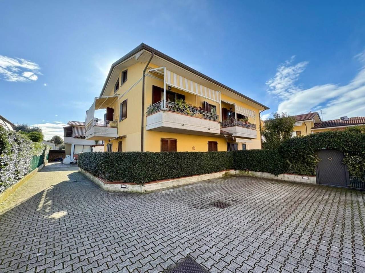 appartamento in vendita a Massa in zona Marina di Massa