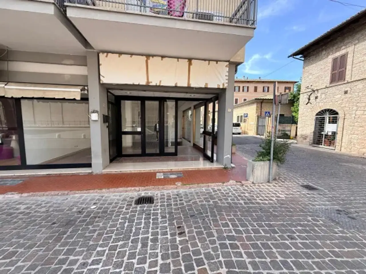 Negozio in Piazza Giuseppe Garibaldi, Assisi, {3} - Foto 1
