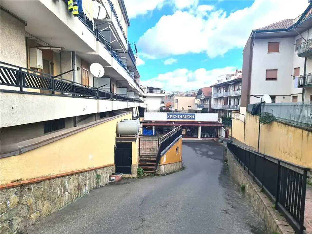 Locale commerciale in V.Le Cavalieri Vittorio Veneto 20, Bronte, {3} - Foto 2