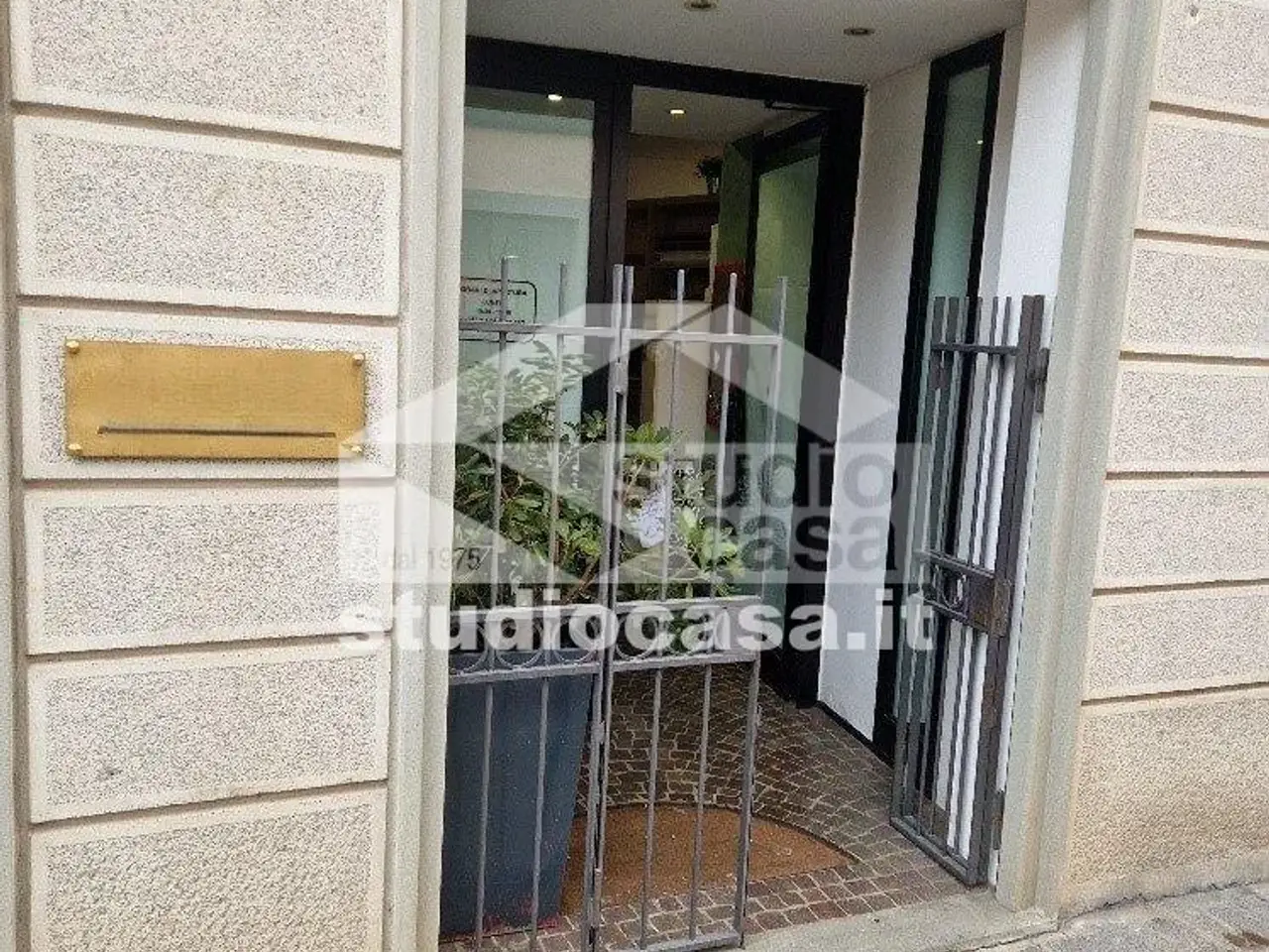 Negozio in Via Ambrogio Villa 25, Melzo, {3} - Foto 1