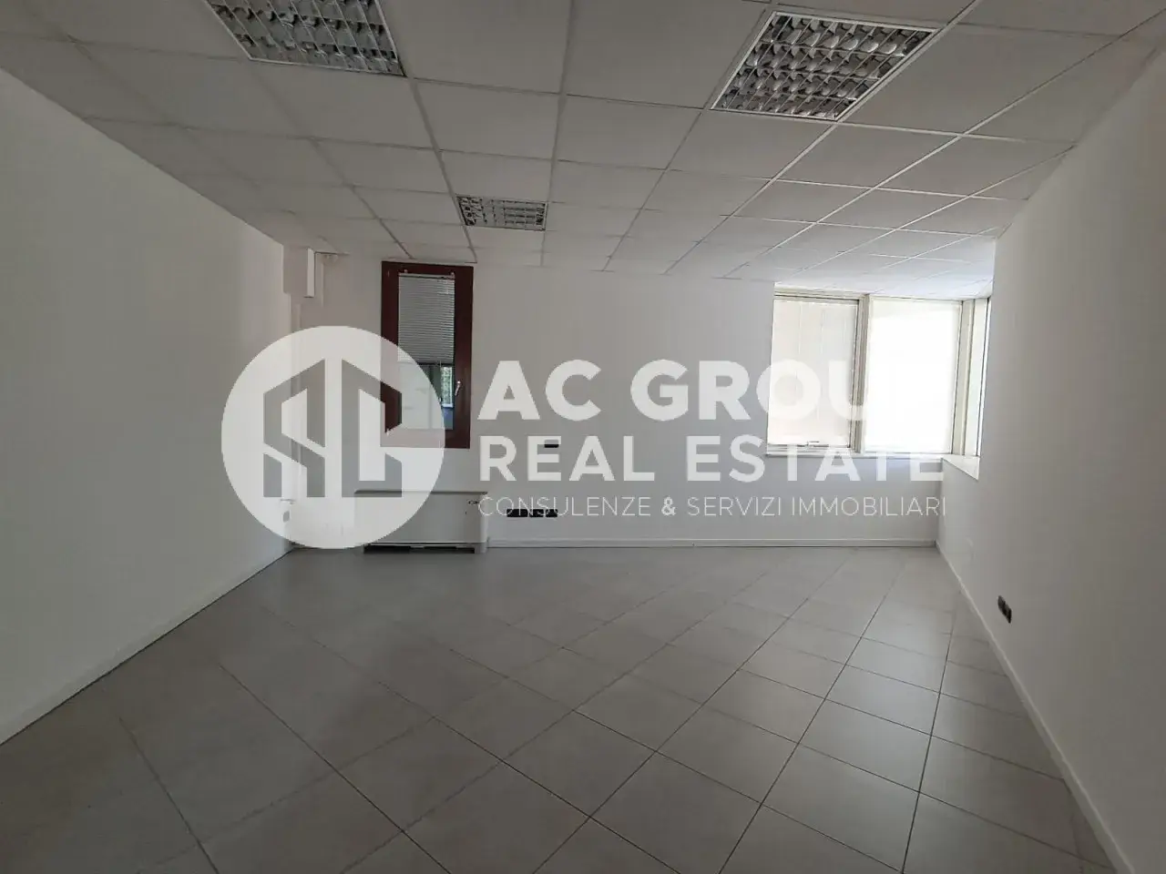 Ufficio in Via E. De Balaguer, Saronno, {3} - Foto 1