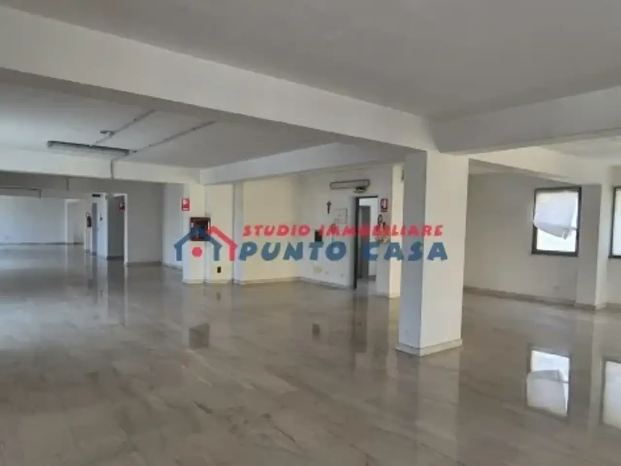 Negozio in Piazza Ventuno Aprile, Trapani, {3} - Foto 2