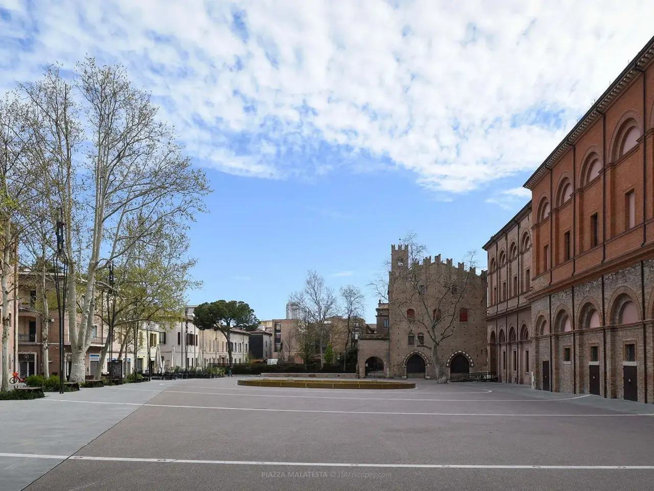 Parcheggio chiuso in Piazza Tre Martiri, Rimini, {3} - Foto 1