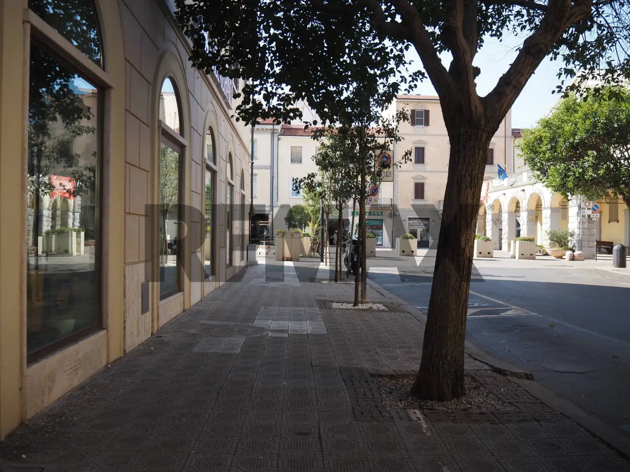 Negozio in Via Camillo Benso Cavour 8, Cecina, {3} - Foto 1