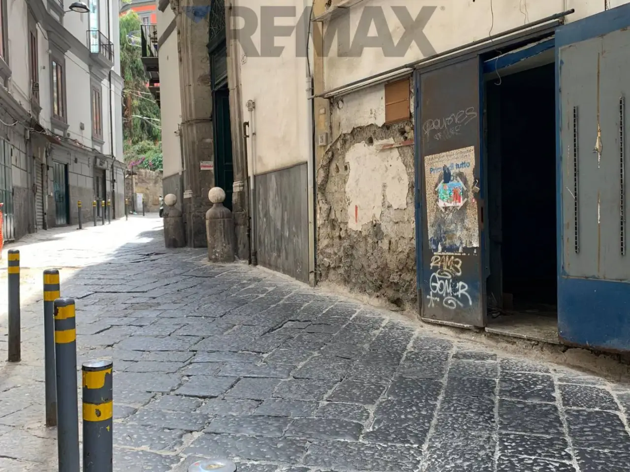 Negozio in Vico Mondragone 28, Napoli, {3} - Foto 1