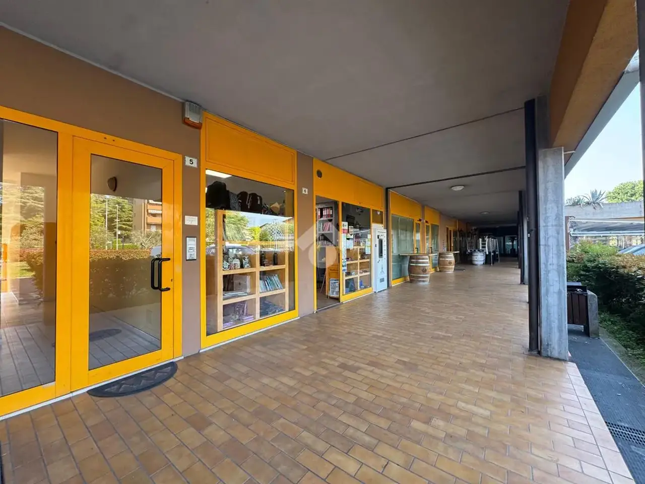 Negozio in Via Montesuello 1, Desenzano del Garda, {3} - Foto 1