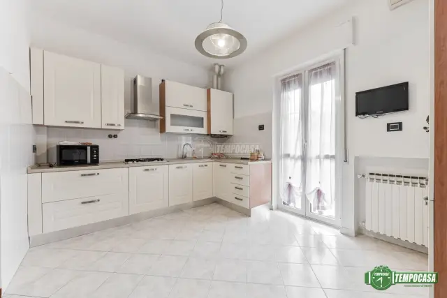 3-room flat in Via Giuseppe Mazzini 43, Nova Milanese - Photo 1