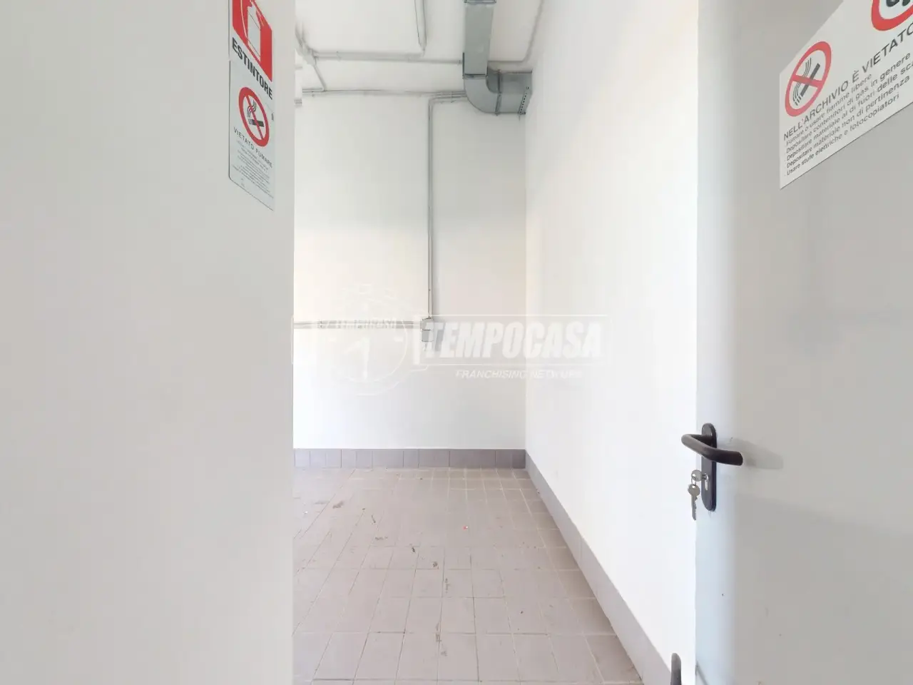 Negozio in Piazza Oronzo De Donno 21, Maglie, {3} - Foto 2
