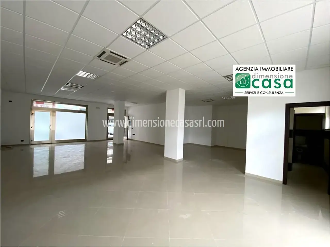 Locale commerciale in Viale della Rinascita 6f, San Cataldo, {3} - Foto 2