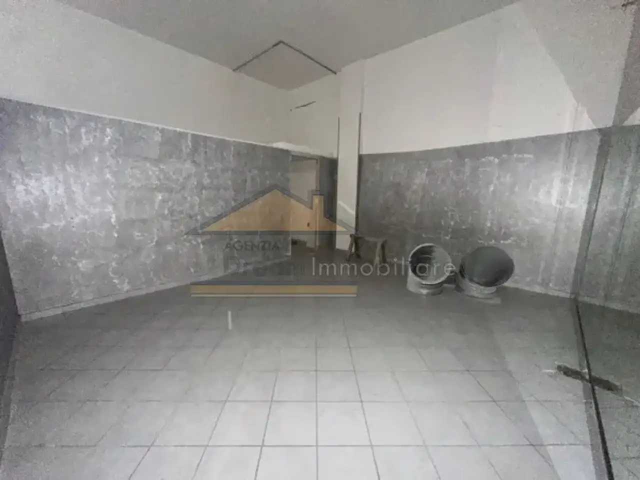 Negozio in Via Eduardo Scarfoglio, Giugliano In Campania, {3} - Foto 1
