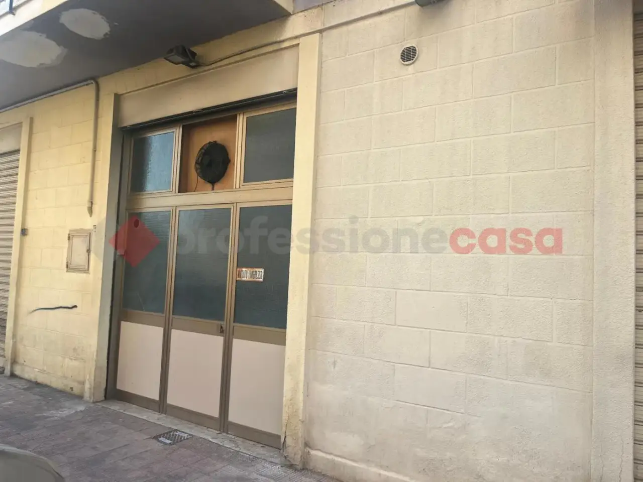 Esercizio commerciale in Via Puglie , Bari, {3} - Foto 2