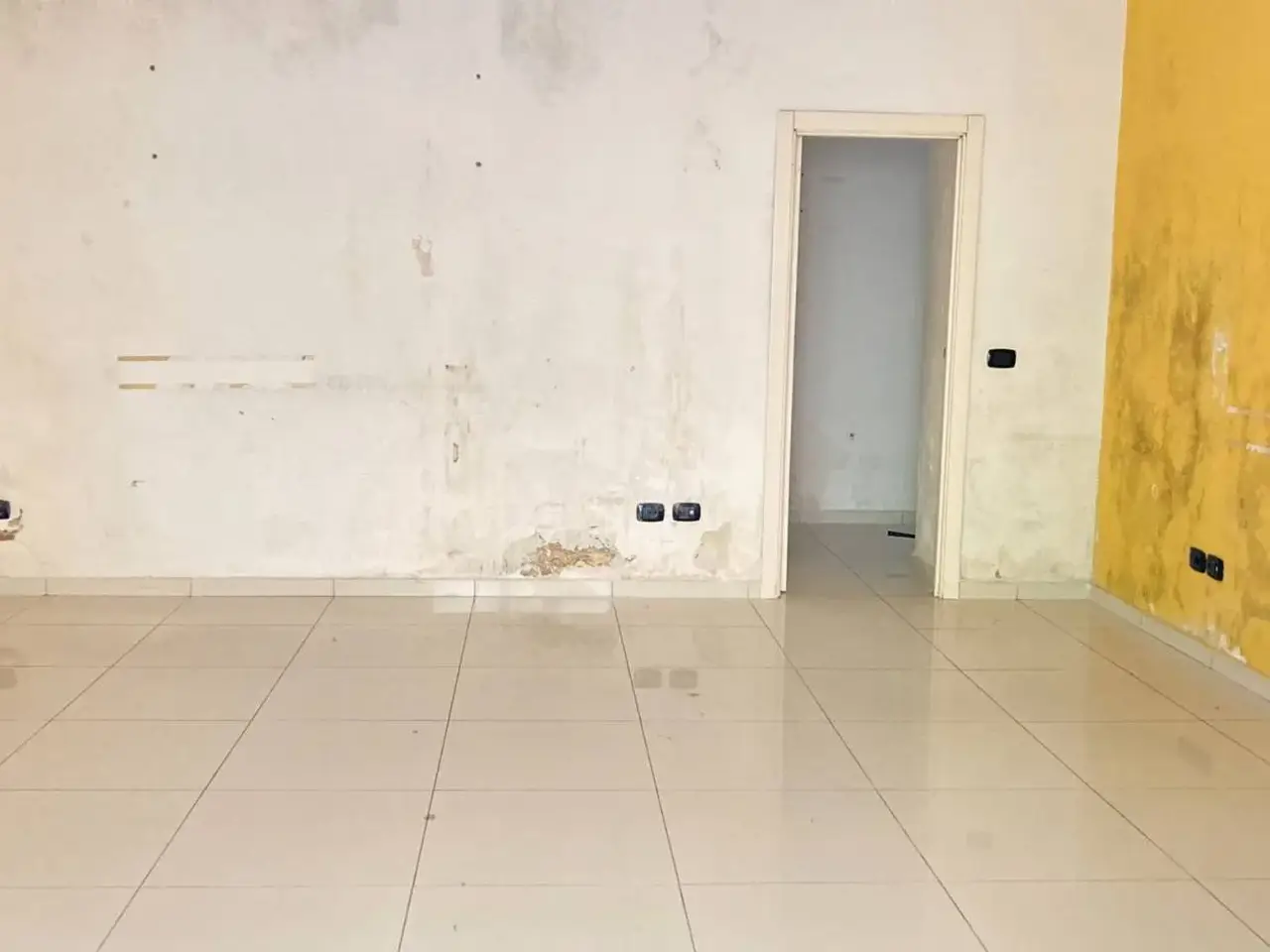 Esercizio commerciale in Corso Chiaiano Napoli, Napoli, {3} - Foto 1