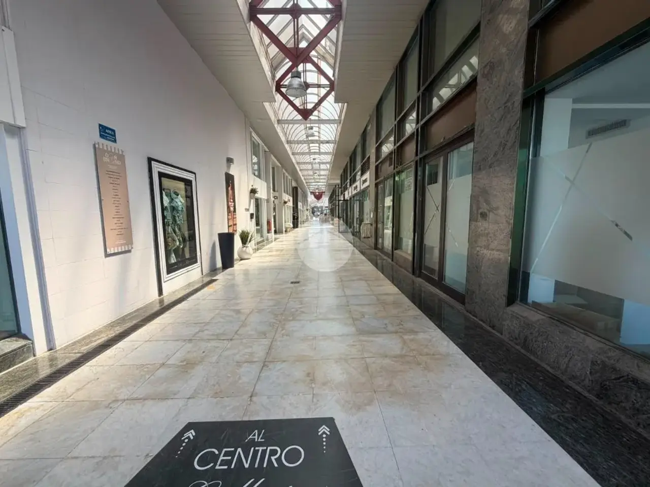 Negozio in Centro Direzionale Isola E7, Napoli, {3} - Foto 1