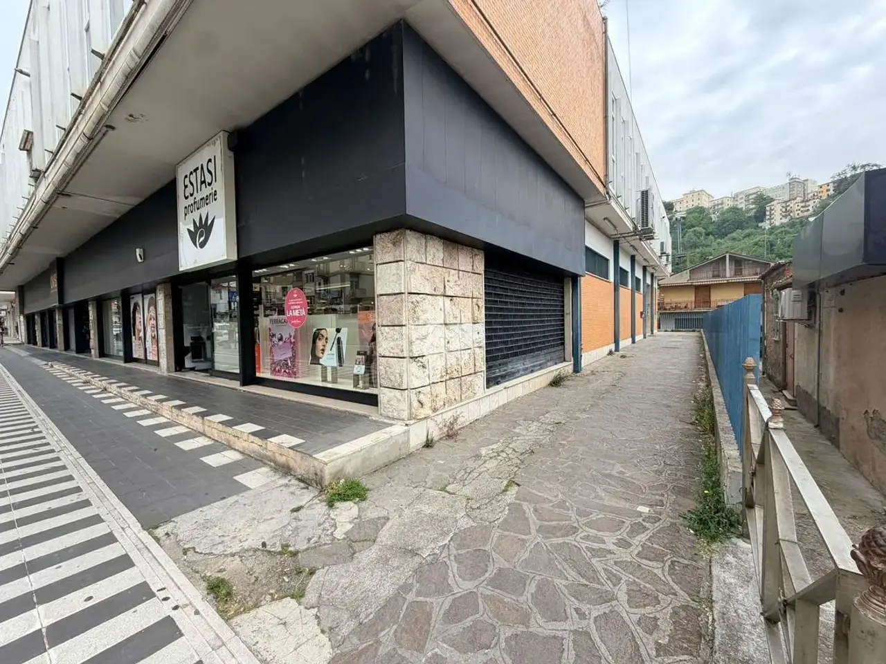 Negozio in Via Aldo Moro 240, Frosinone, {3} - Foto 1