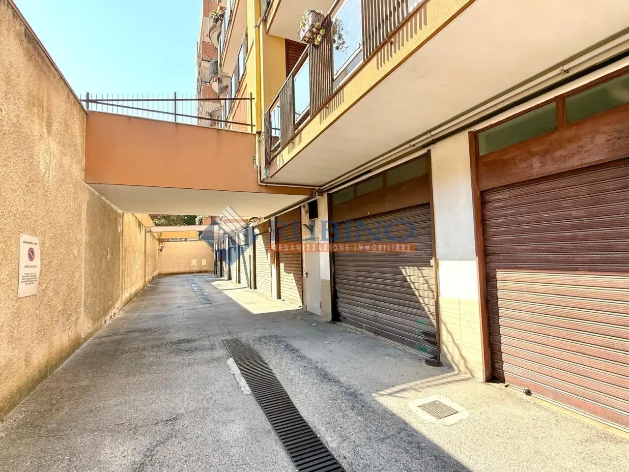 Parcheggio chiuso in Via Giuseppe Alberto Pugliese 3, Trani, {3} - Foto 1