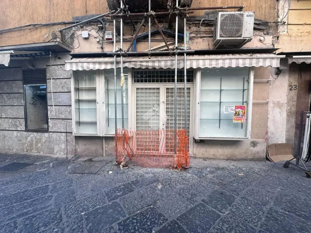 Negozio in Via Padre Gaetano Errico 21, Napoli, {3} - Foto 1