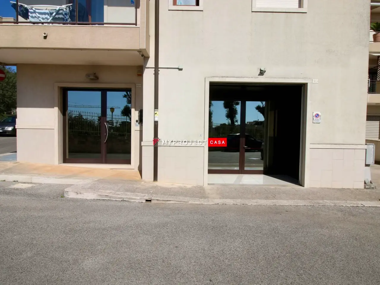 Negozio in Via Giuseppe Chiarelli, Martina Franca, {3} - Foto 1