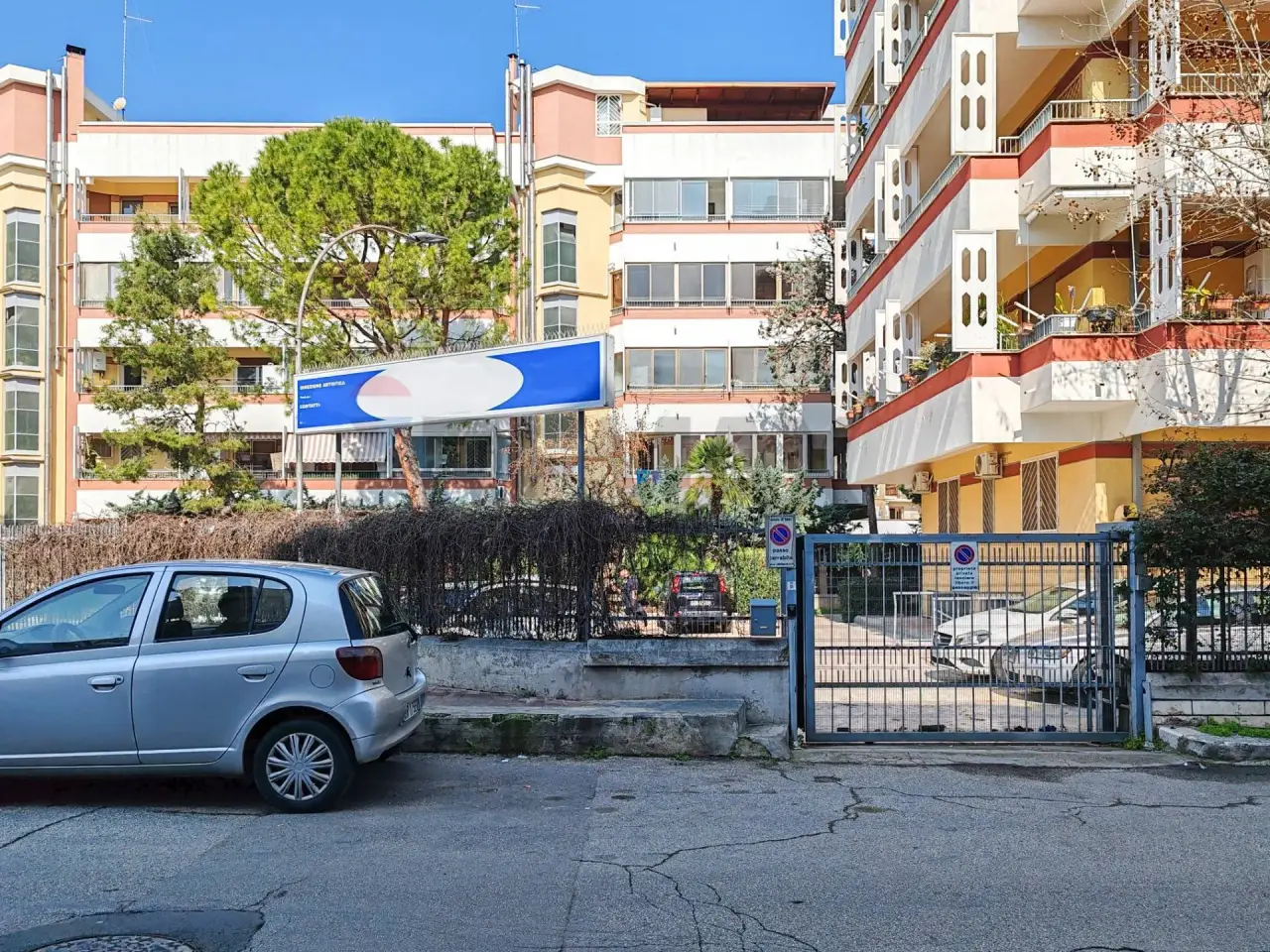 Negozio in Via Orazio Comes 16, Bari, {3} - Foto 1