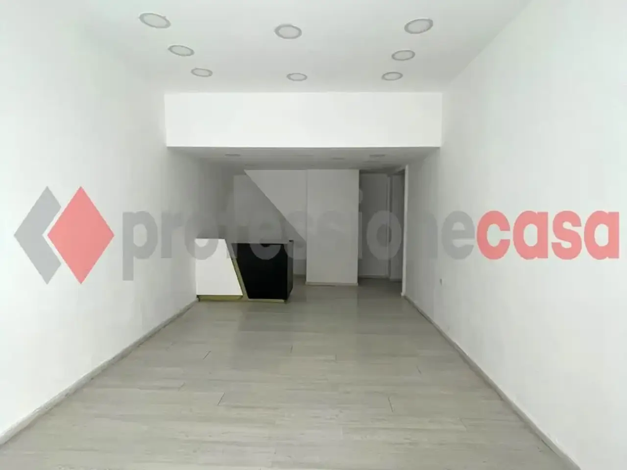 Negozio in Via Sabato Robertelli 34, Salerno, {3} - Foto 1