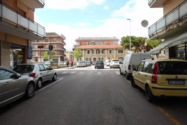 Shop in Viale De Gasperi, San Benedetto del Tronto - Photo 1