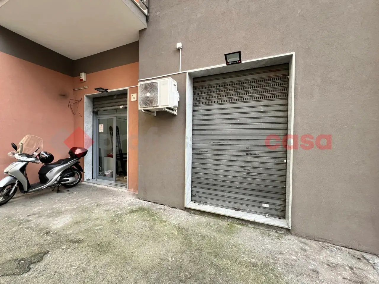 Negozio in Via Brodolini Giacomo 12, San Giorgio A Cremano, {3} - Foto 1