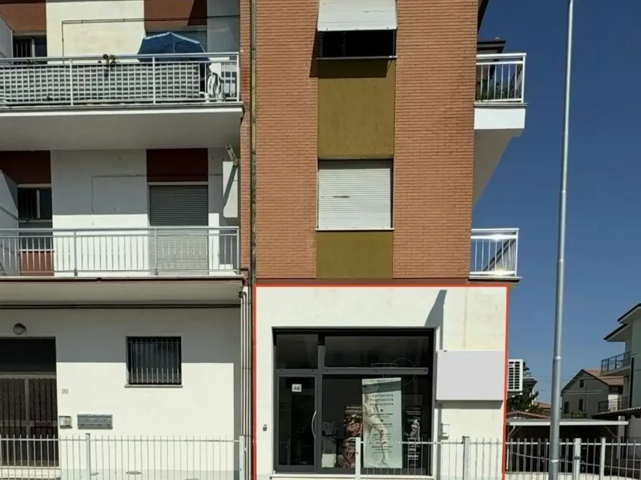 Negozio in Via dei Trecento 49, Civitanova Marche, {3} - Foto 1