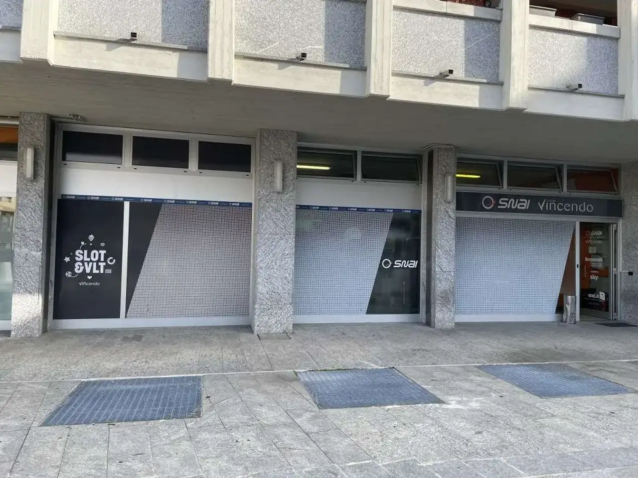 Negozio in Piazza della Repubblica 8, Limbiate, {3} - Foto 1