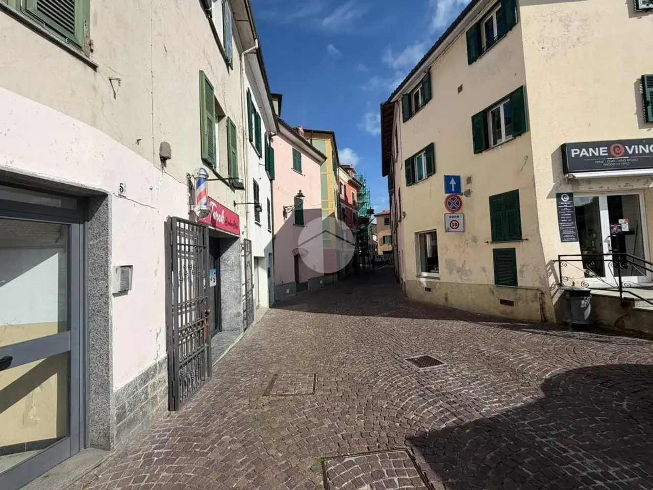 Negozio in Via Giuseppe Garibaldi 11, Carcare, {3} - Foto 2