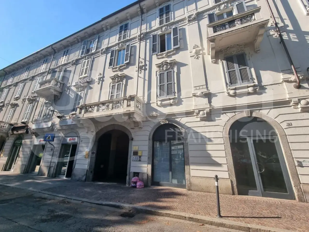 Negozio in Piazza Alessandro Manzoni 11, Lecco, {3} - Foto 1