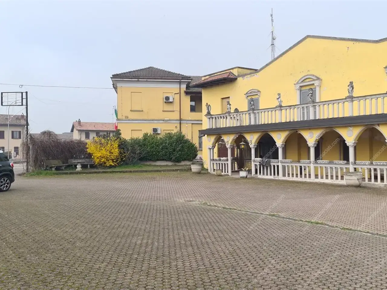 Negozio in Piazza IV Novembre 2, Vernate, {3} - Foto 1