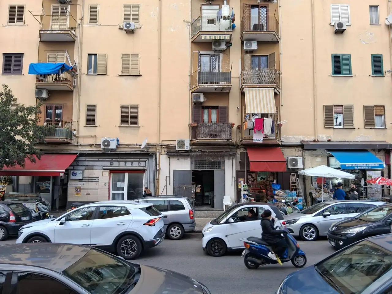 Esercizio commerciale in Via Giustiniano, Napoli, {3} - Foto 1