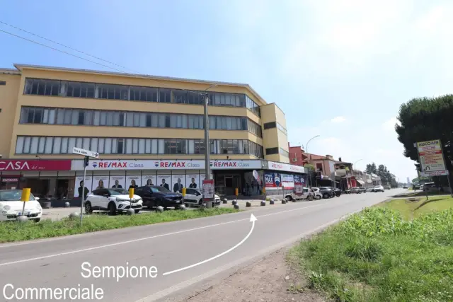 Negozio in Strada Statale del Sempione, Busto Arsizio - Foto 1