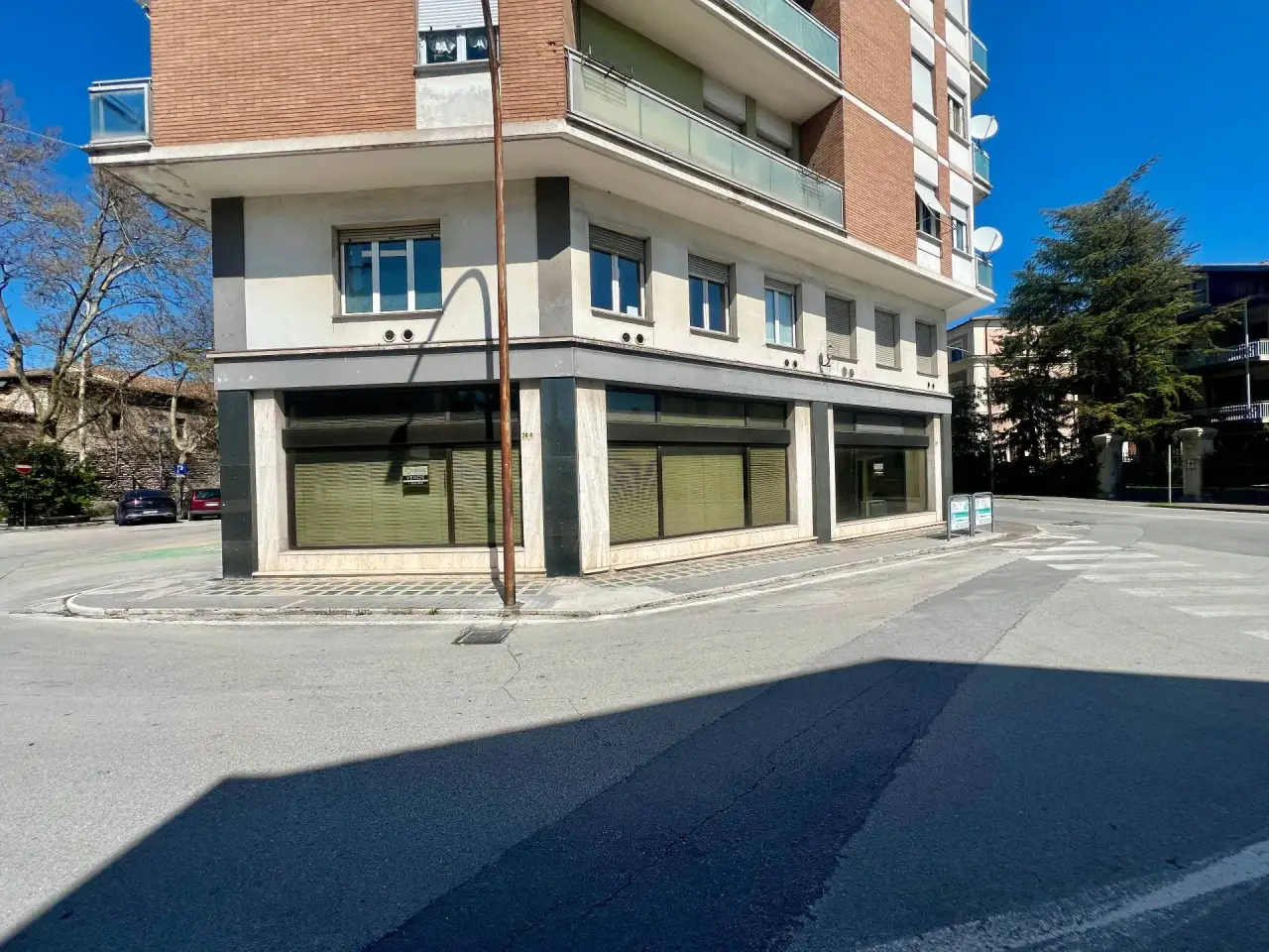 Negozio in Piazzale Matteotti, Fabriano, {3} - Foto 1