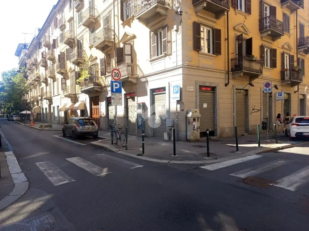 Negozio in Via Claudio Luigi Berthollet 37, Torino, {3} - Foto 2
