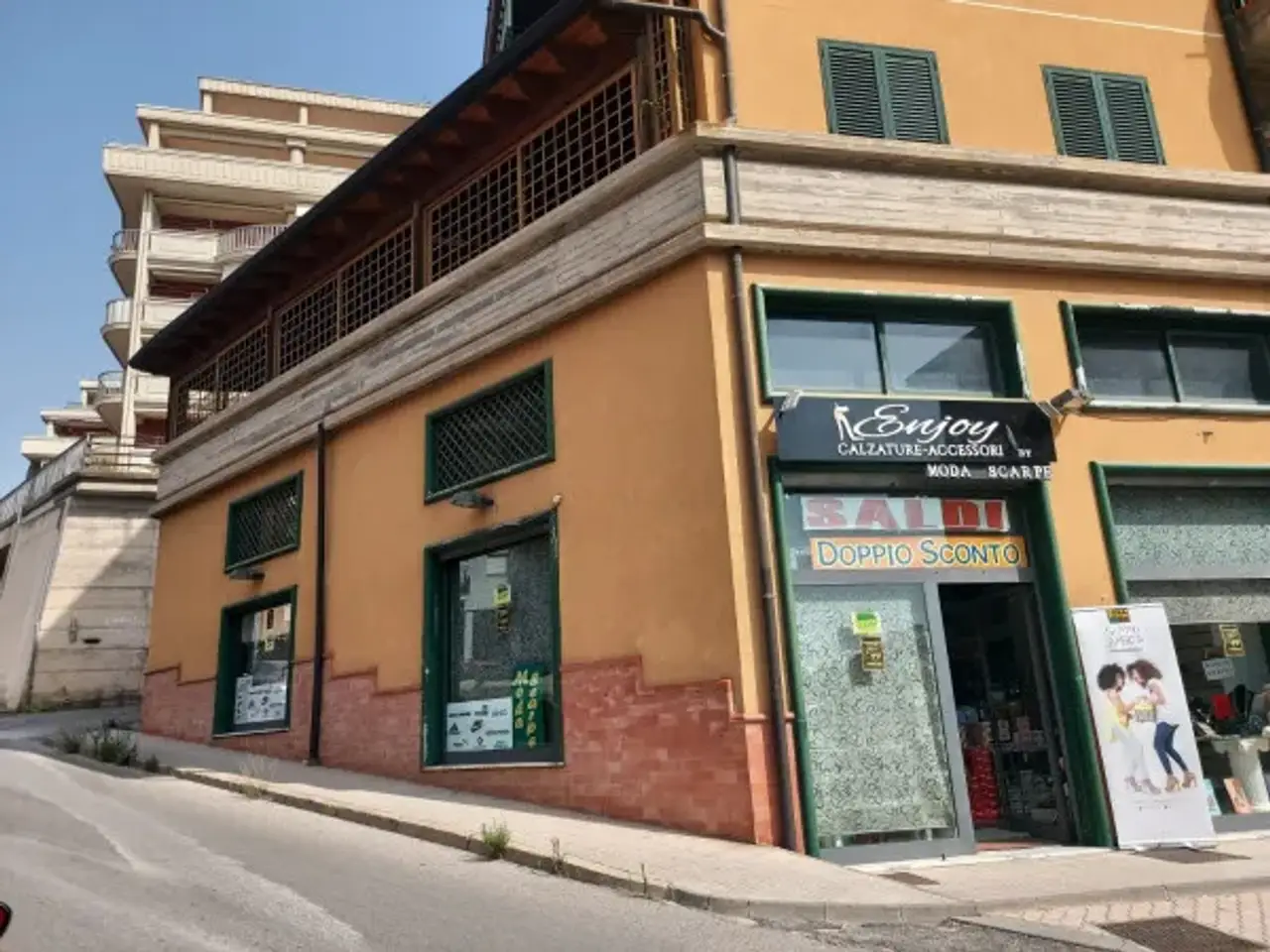 Negozio in Viale della Rinascita 51, San Cataldo, {3} - Foto 1