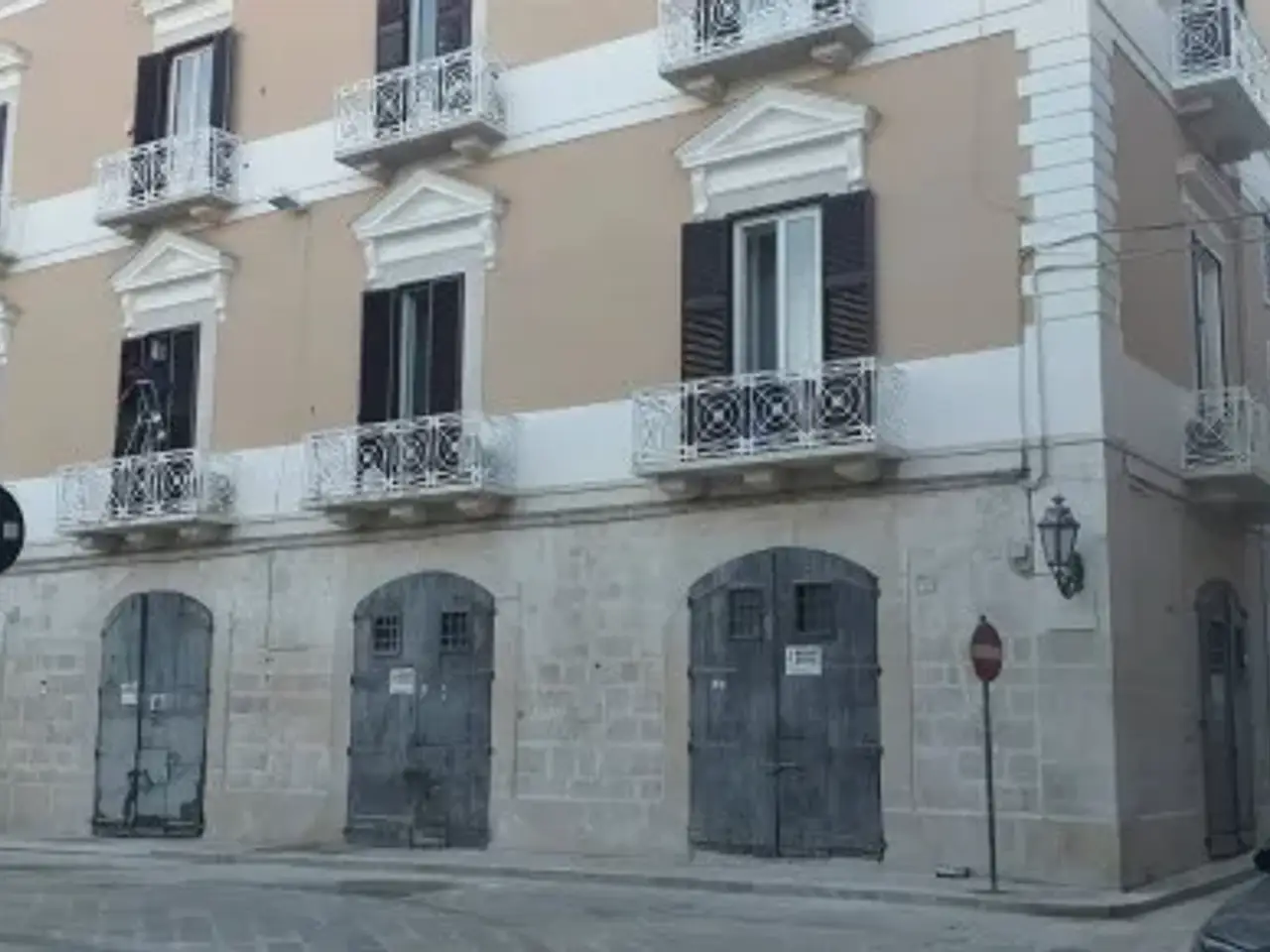 Negozio in Piazza Campo dei Longobardi, Trani, {3} - Foto 1
