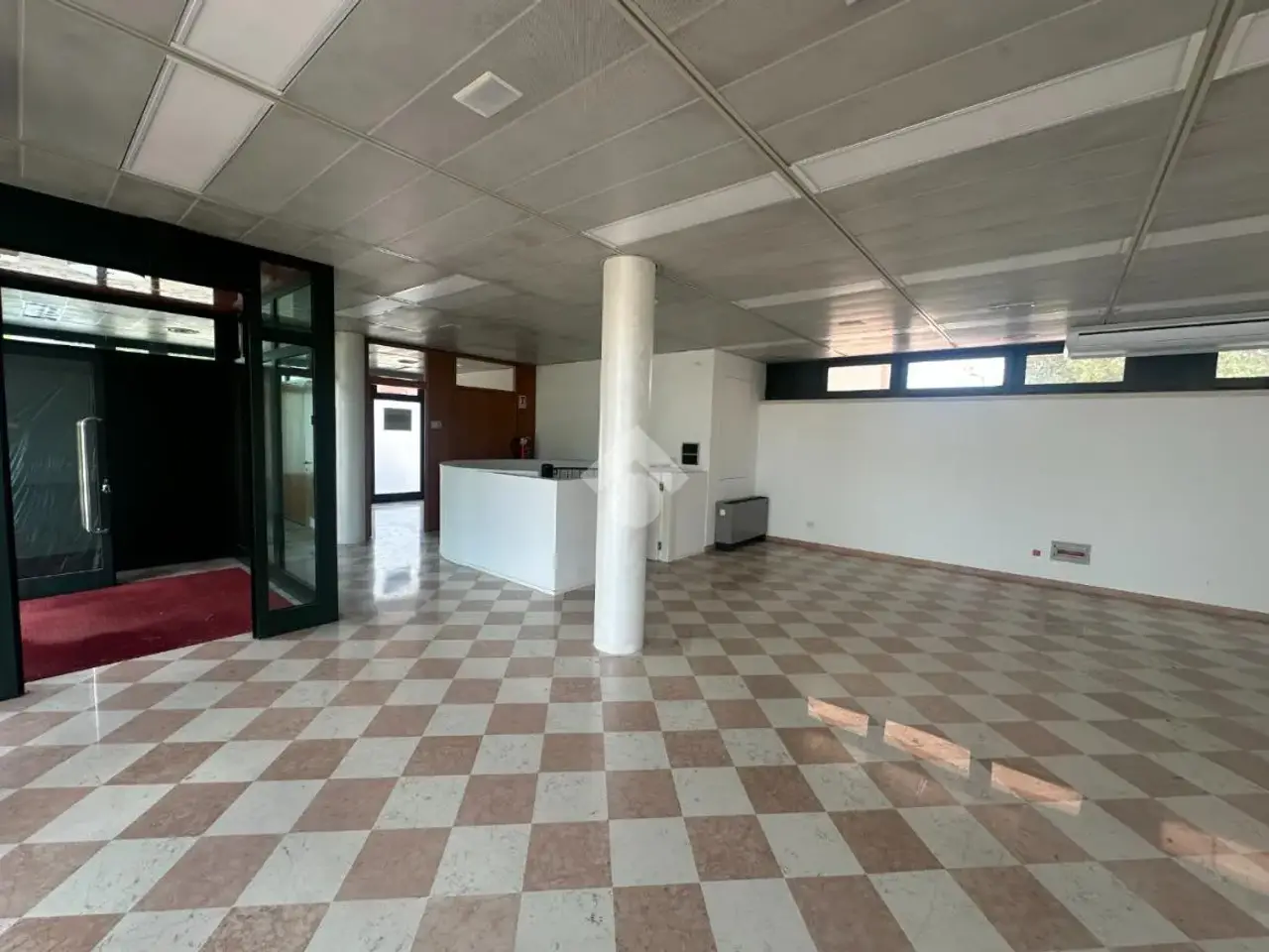 Negozio in Via Cristoforo Colombo 7, Castelfranco Veneto, {3} - Foto 2