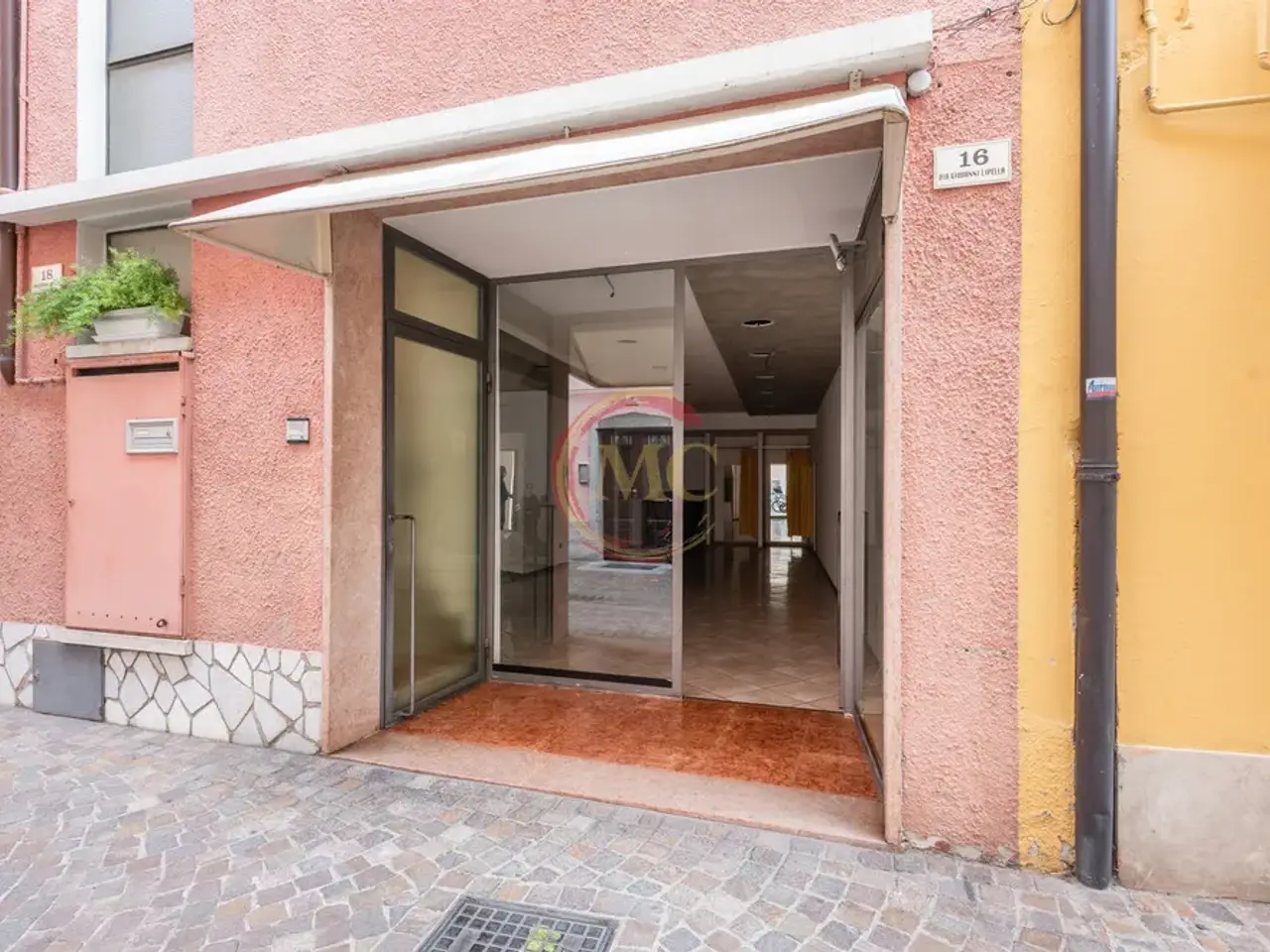 Negozio in Via Lipella 16, Riva Del Garda, {3} - Foto 2