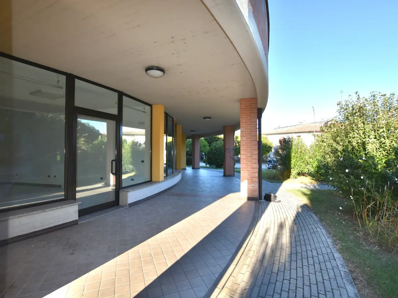 Palazzina commerciale in Via Vinicio Pescerelli 99, San Pietro In Casale, {3} - Foto 1