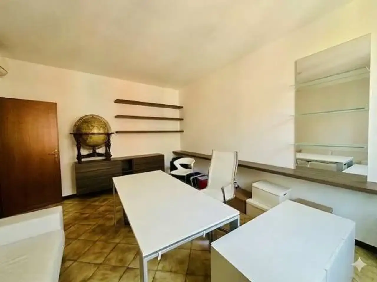 Ufficio in Via Cesare Battisti  5, Mirandola, {3} - Foto 1