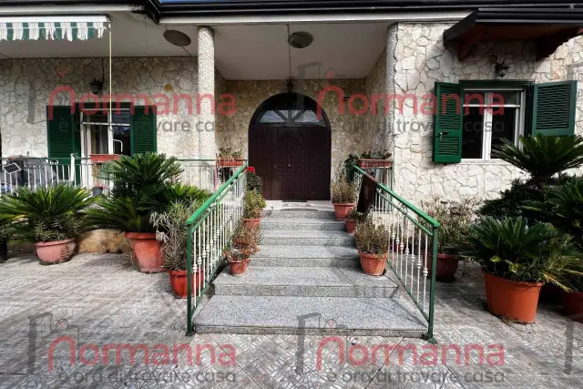 Villa in Viale della Libertà, Lusciano - Foto 1