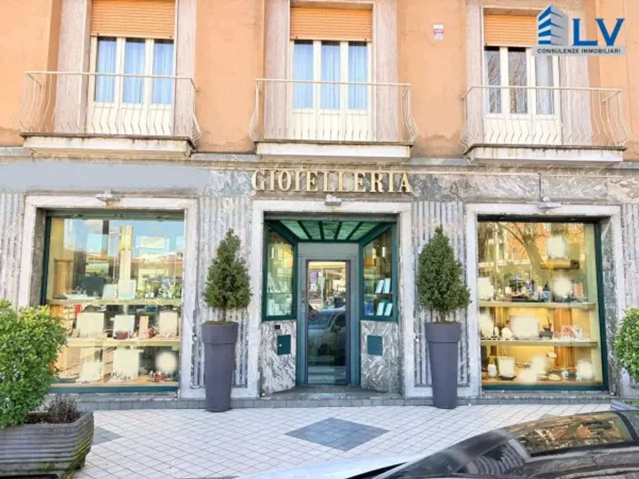 Negozio in Piazzale De Mattaheis 17, Frosinone, {3} - Foto 1